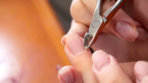 Cortando las cutículas de las uñas Cortando las cutículas de las uñas