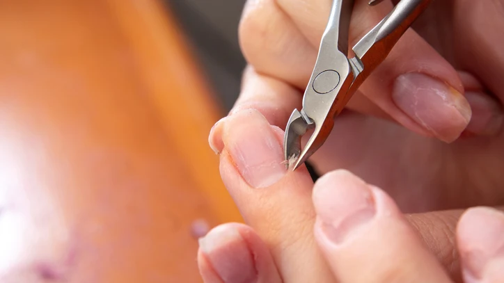 Cortando las cut&iacute;culas de las u&ntilde;as