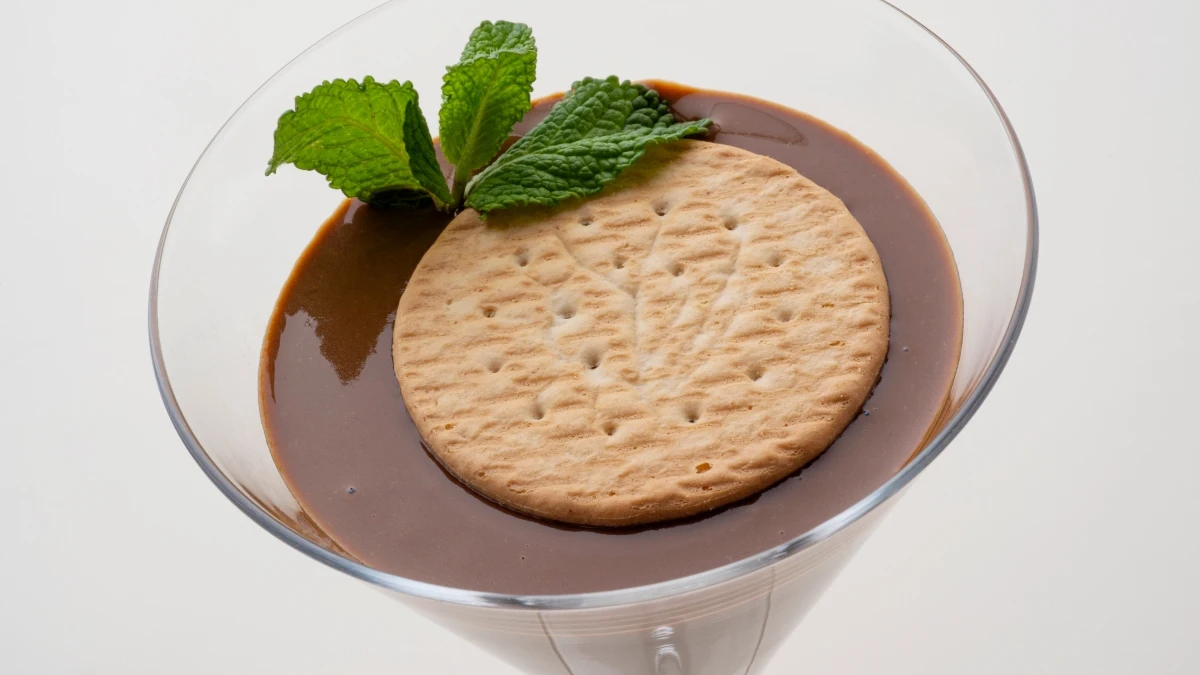 El postre sencillo, fácil y tradicional de Karlos Arguiñano: natillas con chocolate