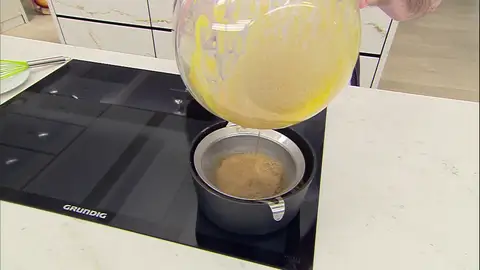 Cuela la mezcla a una cazuela Cuela la mezcla a una cazuela