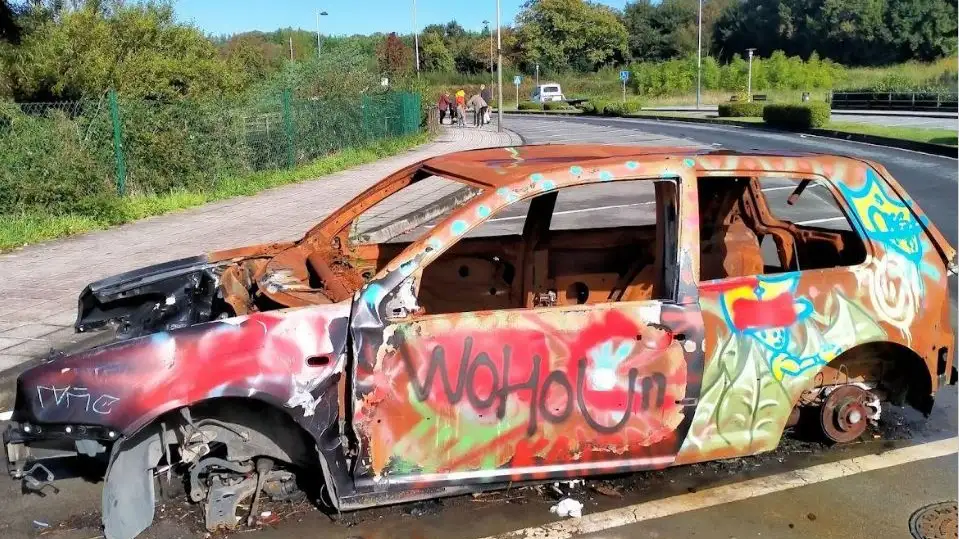 El coche abandonado de Pontevedra El coche abandonado de Pontevedra