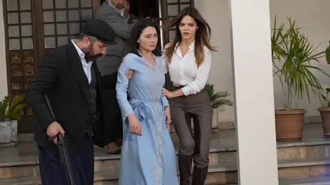 Züleyha rescata a Betül y le envía un mensaje a Çolak: puede entrar cuando quiera en su mansión Züleyha rescata a Betül y le envía un mensaje a Çolak: puede entrar cuando quiera en su mansión