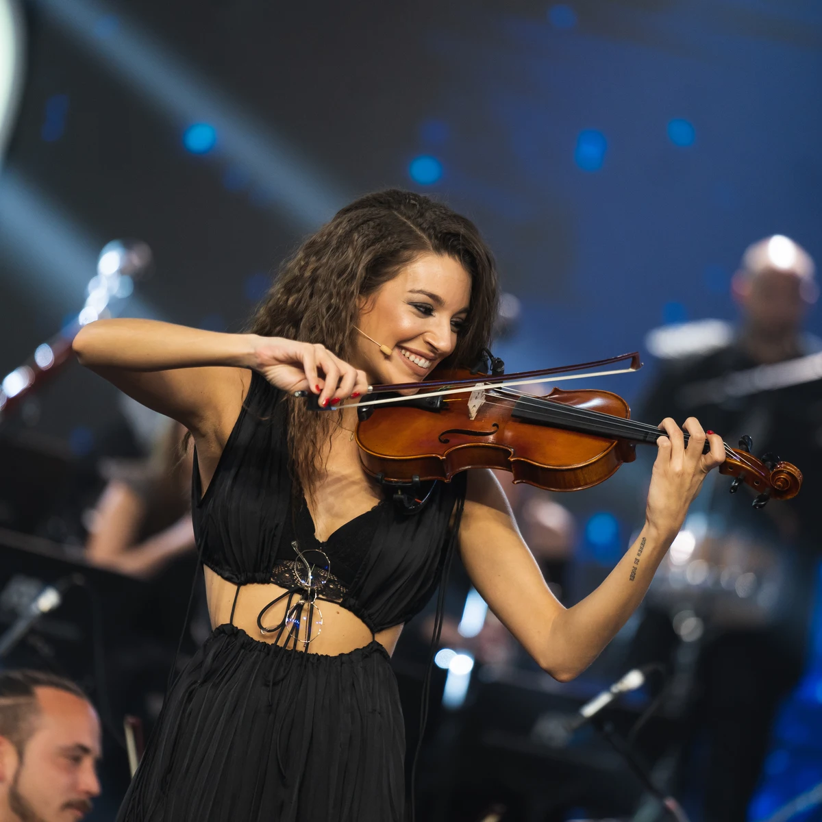 Ana Guerra seduce tocando canción de 'Juego de Tronos' con el violín junto a la Film Symphony Orchestra en 'El Desafío'