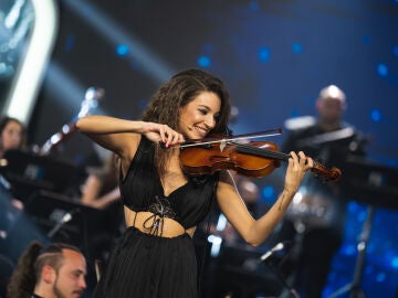 Ana Guerra seduce tocando la canción de ‘Juego de Tronos’ con el violín junto a la Film Symphony Orchestra en 'El Desafío'
