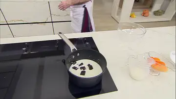 El postre sencillo, fácil y tradicional de Karlos Arguiñano: natillas con chocolate