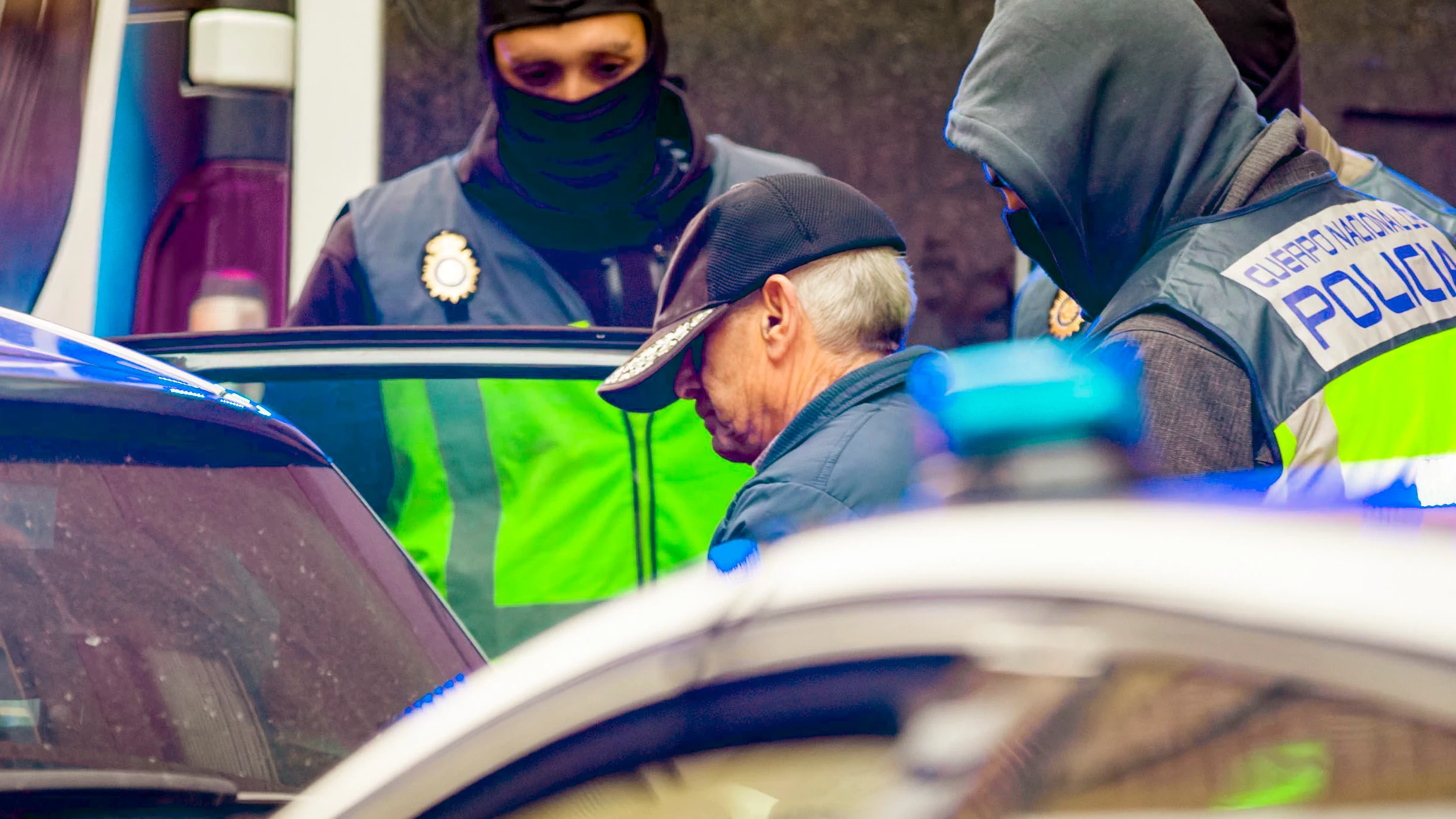 Momento de la detención del jubilado La Policía detiene al presunto autor del envío de 6 cartas explosivas