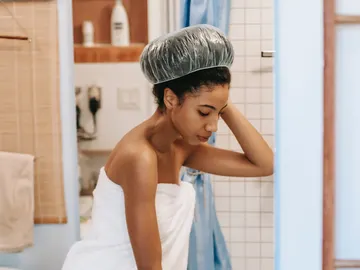 Mujer con gorro de ducha Mujer con gorro de ducha