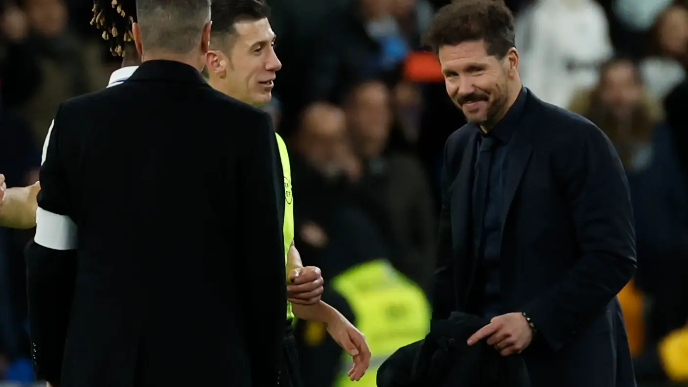 Simeone habla con los colegiados tras el derbi copero