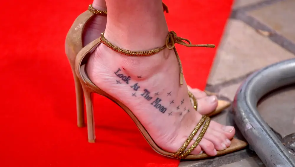 Un tatuaje en el pie de Dakota Johnson