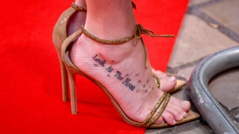 Un tatuaje en el pie de Dakota Johnson