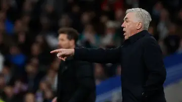Carlo Ancelotti da instrucciones a sus jugadores Carlo Ancelotti da instrucciones a sus jugadores