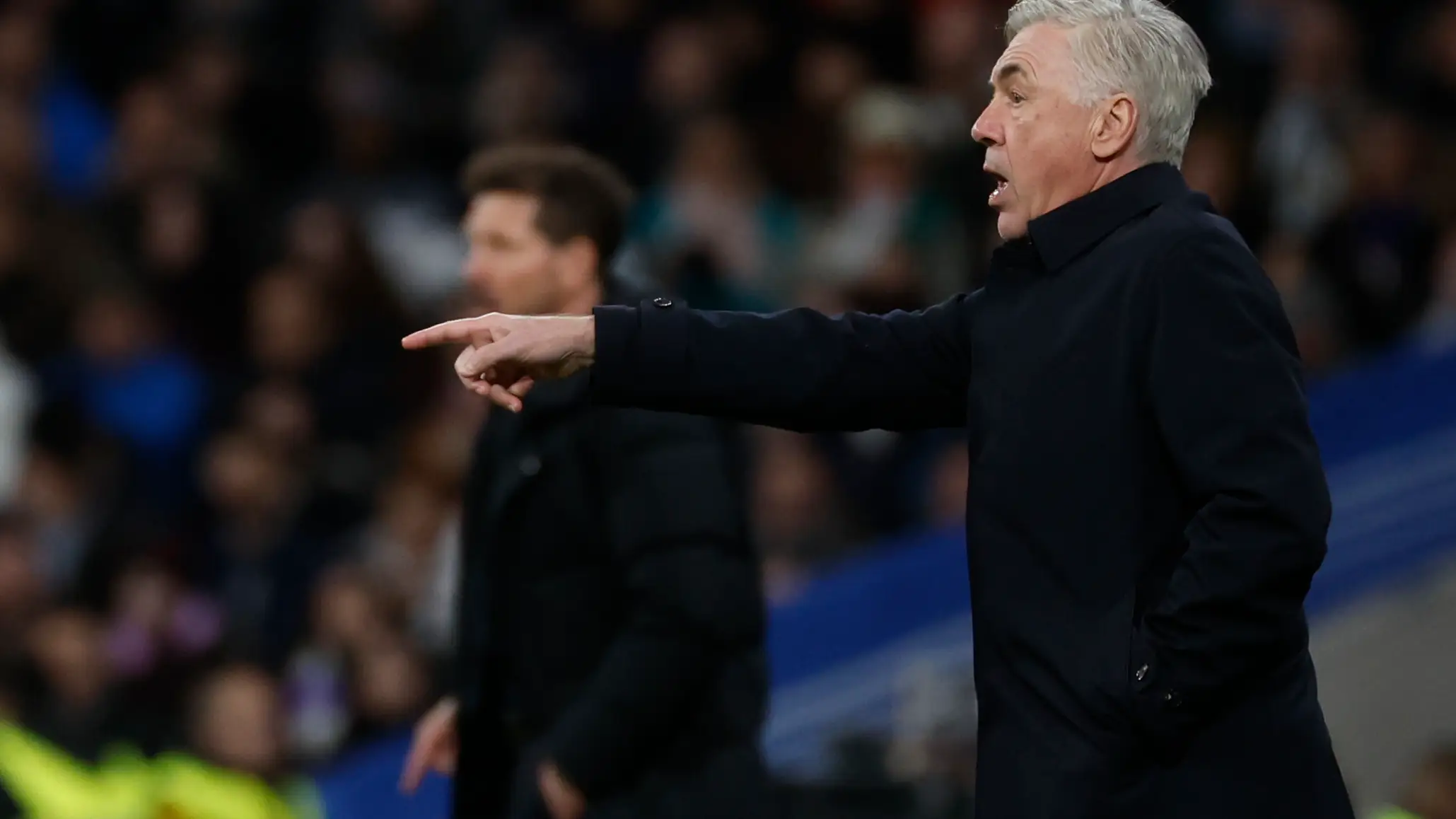 Carlo Ancelotti da instrucciones a sus jugadores