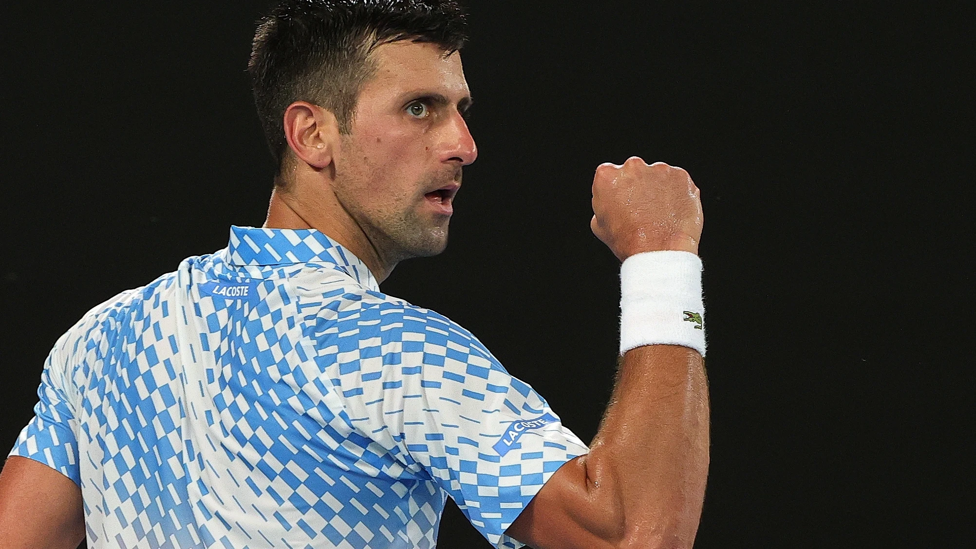 Novak Djokovic celebra un punto ante Tommy Paul