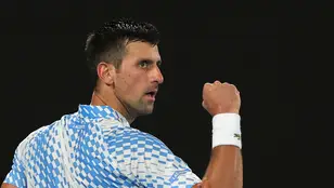 Novak Djokovic celebra un punto ante Tommy Paul
