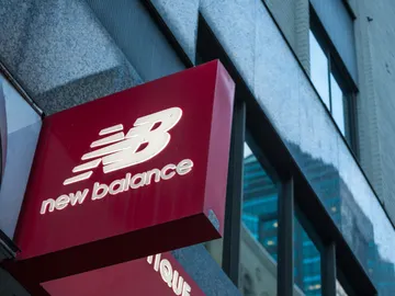 Cartel de una tienda New Balance Cartel de una tienda New Balance