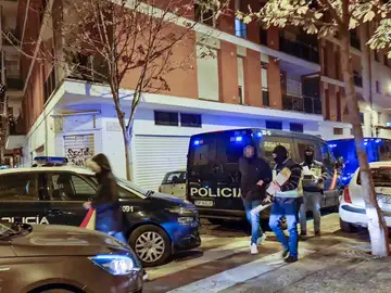 La Policía con el detenido en Girona La Policía con el detenido en Girona