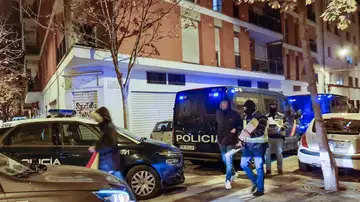 La Policía con el detenido en Girona La Policía con el detenido en Girona