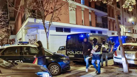 La Policía con el detenido en Girona La Policía con el detenido en Girona