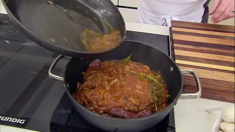 Vierte la salsa a la cazuela de la carne Vierte la salsa a la cazuela de la carne
