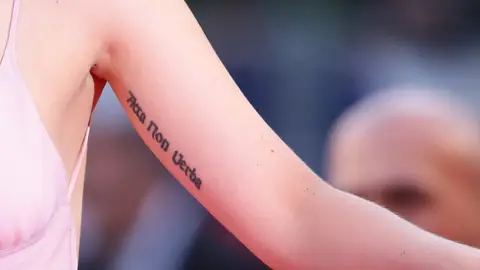 El brazo tatuado de Dakota Johnson El brazo tatuado de Dakota Johnson