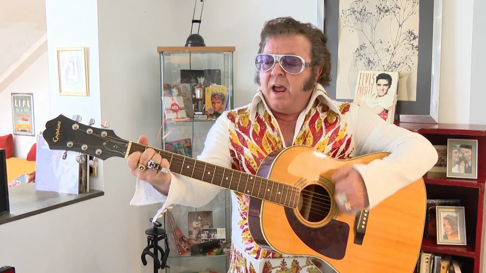 Jos&eacute; &Aacute;ngel, polic&iacute;a de d&iacute;a y Elvis de noche