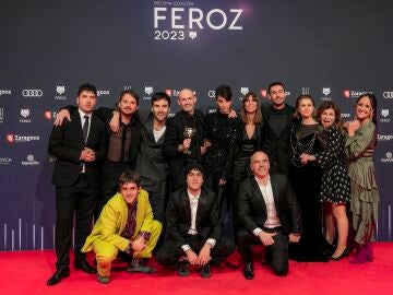 El equipo de 'La Ruta' con los premios Feroz