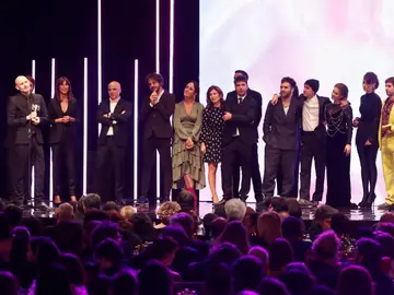 El equipo de la serie 'La Ruta' recibe el premio a mejor serie dramática en los Premios Feroz El equipo de la serie 'La Ruta' recibe el premio a mejor serie dramática en los Premios Feroz
