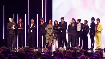 El equipo de la serie 'La Ruta' recibe el premio a mejor serie dramática en los Premios Feroz El equipo de la serie 'La Ruta' recibe el premio a mejor serie dramática en los Premios Feroz