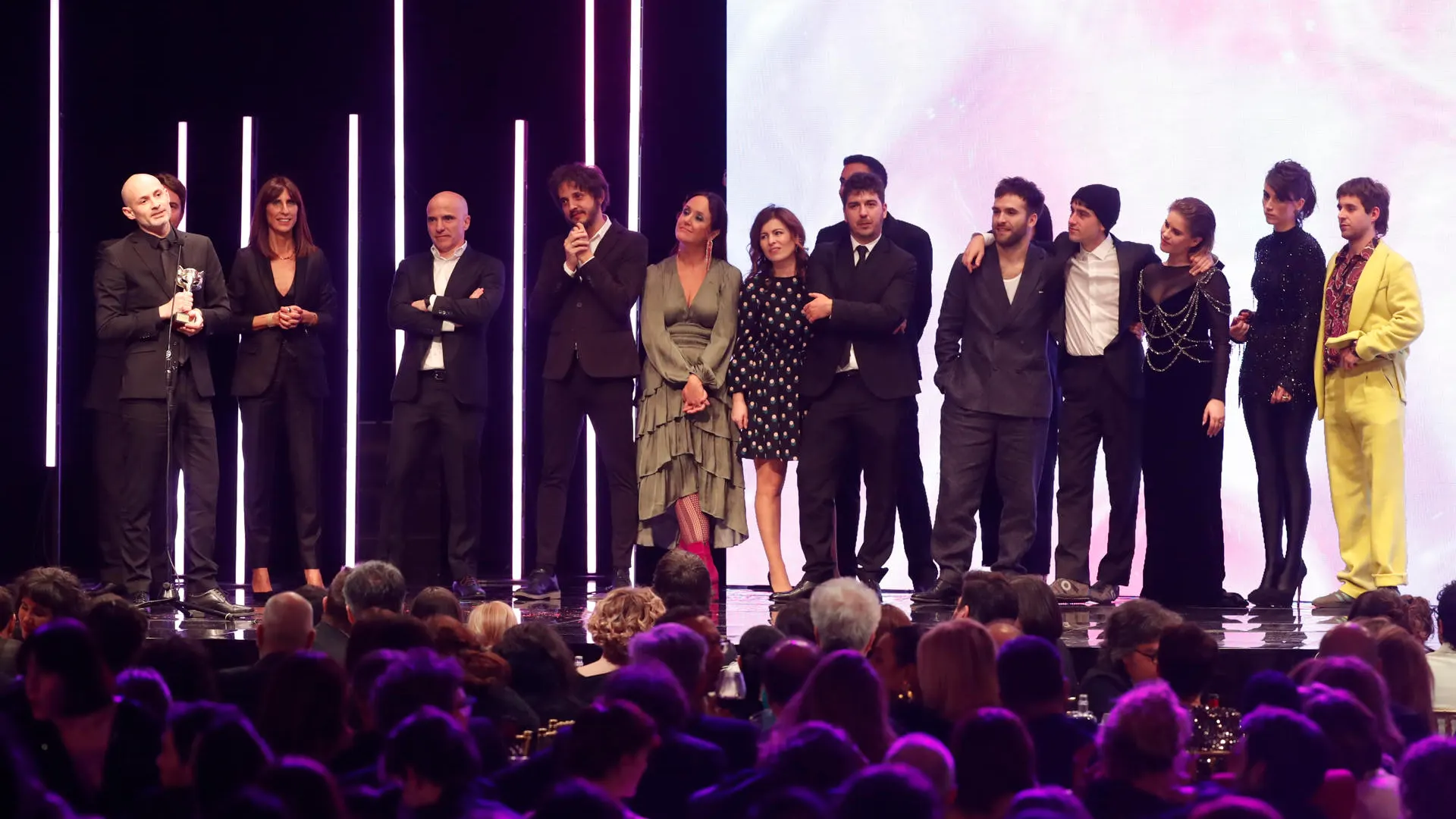 El equipo de la serie 'La Ruta' recibe el premio a mejor serie dramática en los Premios Feroz El equipo de la serie 'La Ruta' recibe el premio a mejor serie dramática en los Premios Feroz