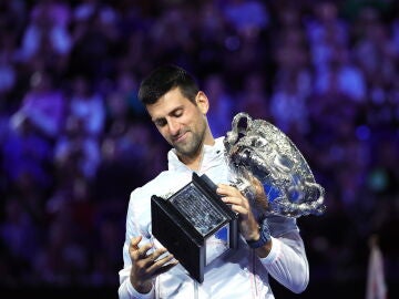 Novak Djokovic posa con el trofeo del Open de Australia