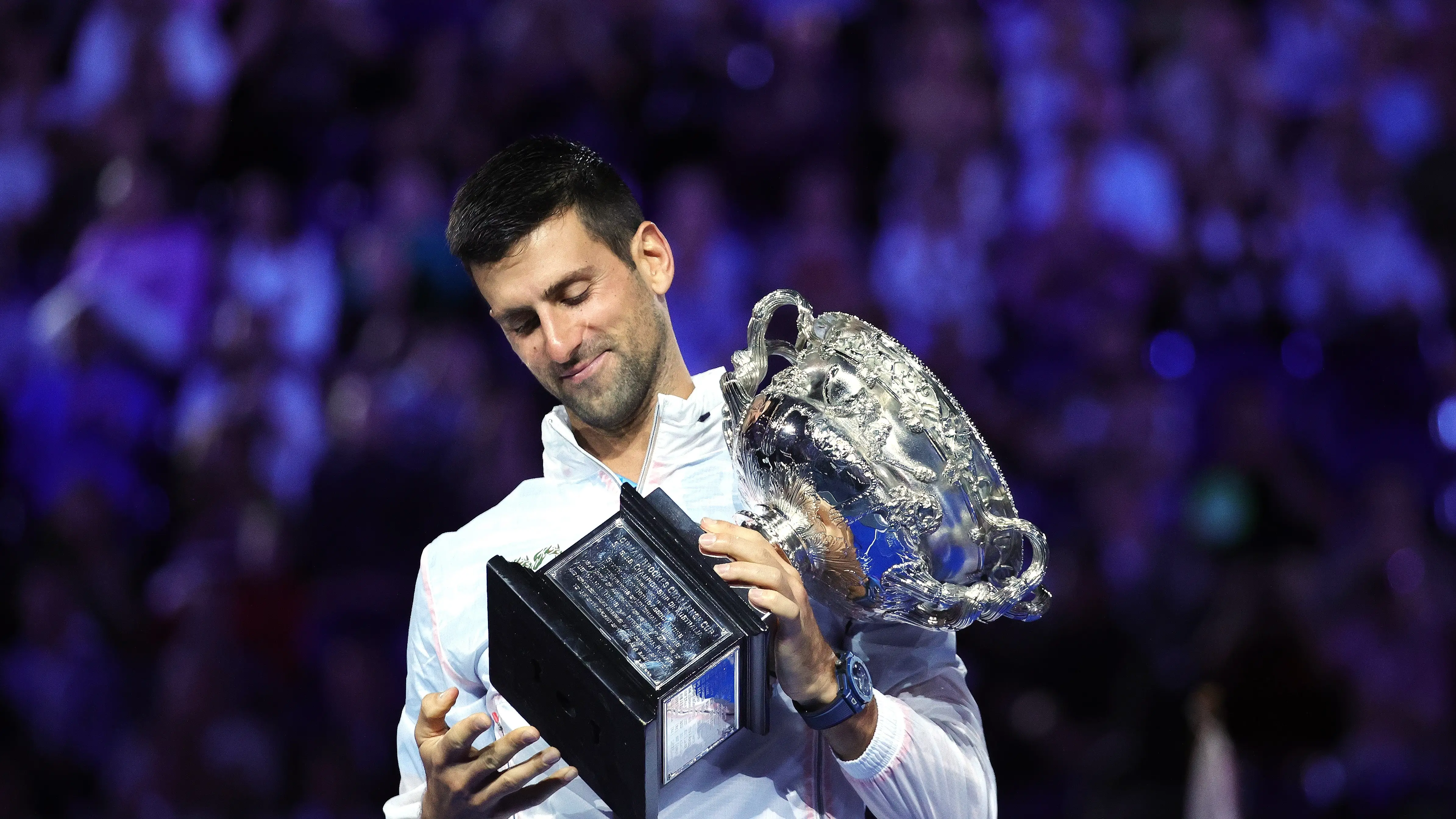 Novak Djokovic posa con el trofeo del Open de Australia Novak Djokovic posa con el trofeo del Open de Australia