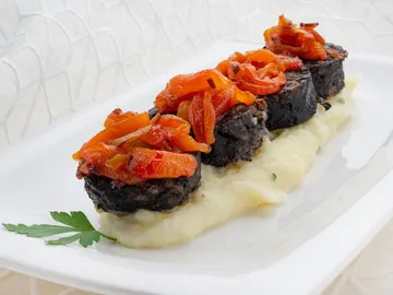 Un aperitivo sencillo, fácil y rápido de Arguiñano: morcilla con puré de patata y pimientos Un aperitivo sencillo, fácil y rápido de Arguiñano: morcilla con puré de patata y pimientos