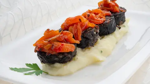 Un aperitivo sencillo, fácil y rápido de Arguiñano: morcilla con puré de patata y pimientos Un aperitivo sencillo, fácil y rápido de Arguiñano: morcilla con puré de patata y pimientos