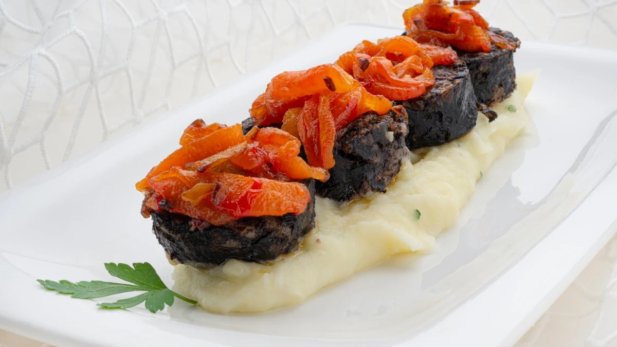Un aperitivo sencillo, fácil y rápido de Arguiñano: morcilla con puré de patata y pimientos Un aperitivo sencillo, fácil y rápido de Arguiñano: morcilla con puré de patata y pimientos