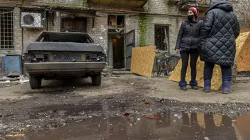 Residentes locales junto al lugar donde acaba de impactar un misil lanzado por las tropas rusas. Residentes locales junto al lugar donde acaba de impactar un misil lanzado por las tropas rusas.