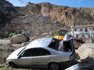 Imagen de la carretera tras el desprendimiento de piedras en Sierra Nevada