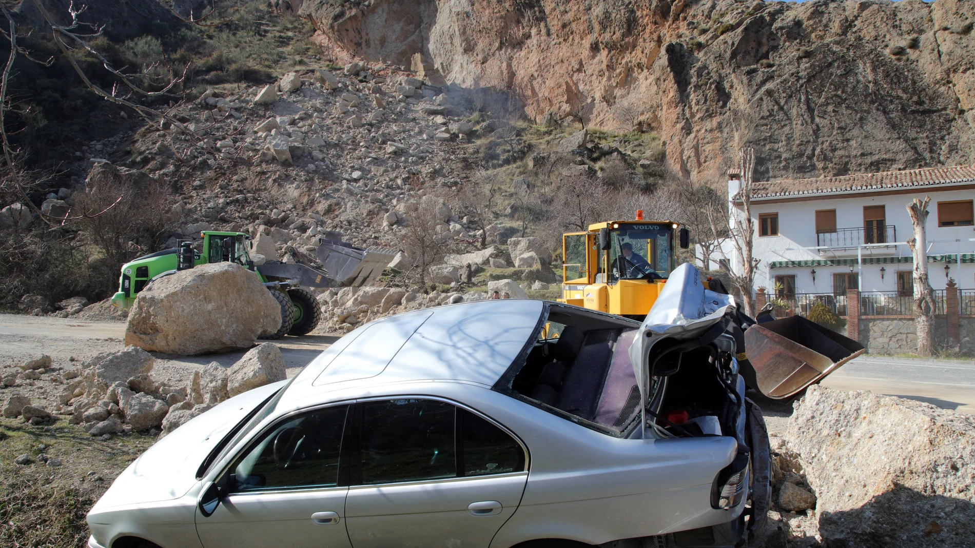 Imagen de la carretera tras el desprendimiento de piedras en Sierra Nevada