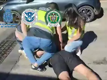 El momento de la detención de uno de los integrantes de la organización El momento de la detención de uno de los integrantes de la organización