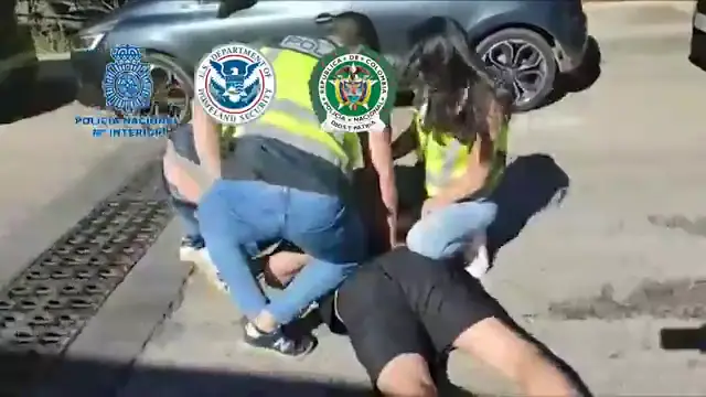El momento de la detención de uno de los integrantes de la organización El momento de la detención de uno de los integrantes de la organización
