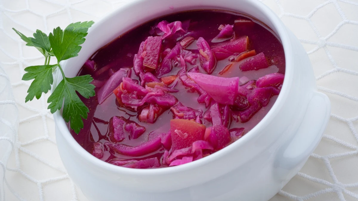 Receta de sopa de col lombarda, de Karlos Argui&ntilde;ano