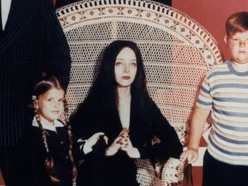 Carolyn Jones, Lisa Loring y Ken Weatherwax en 'The Addams Family'