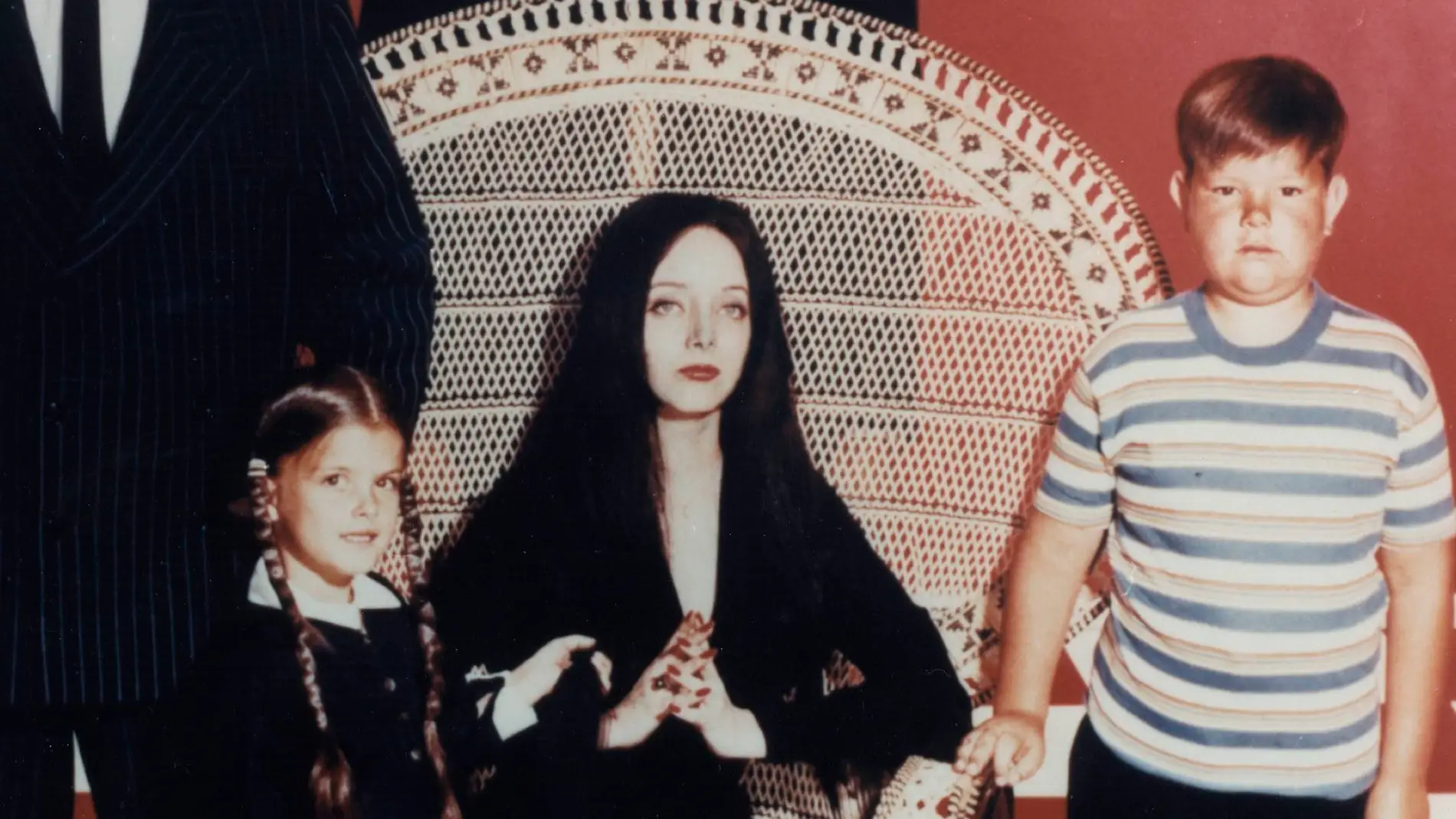 Carolyn Jones, Lisa Loring y Ken Weatherwax en 'The Addams Family'