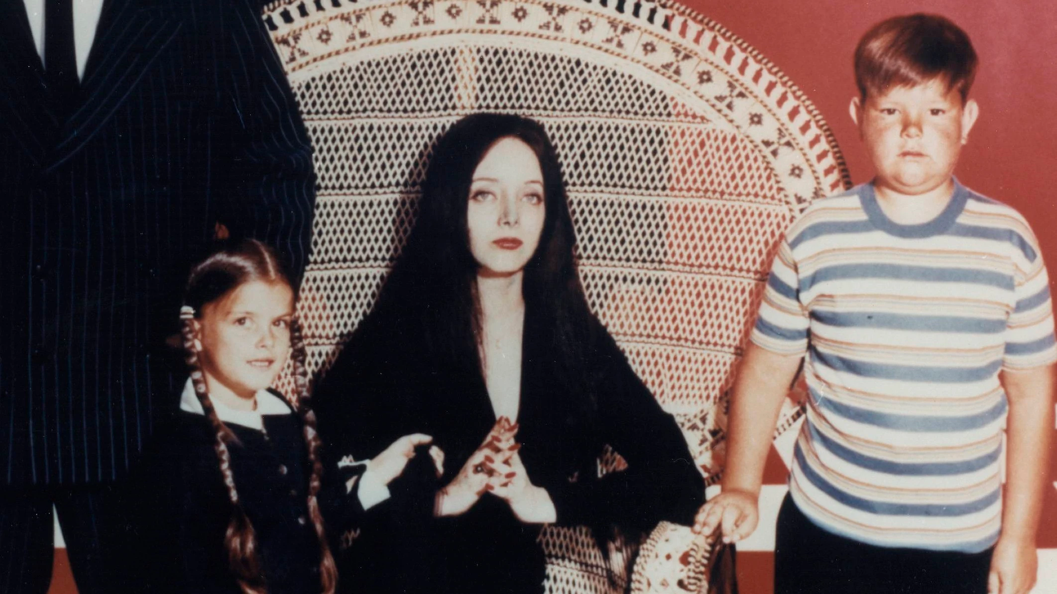 Carolyn Jones, Lisa Loring y Ken Weatherwax en 'The Addams Family'