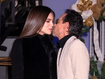 Marc Anthony besando a su mujer Nadia Ferreira