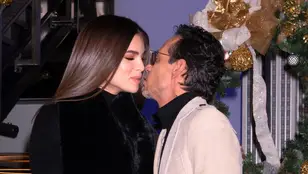 Marc Anthony besando a su mujer Nadia Ferreira