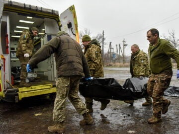 Un equipo de médicos miitares trasladan a un soldado ucraniano herido en la región de Donetsk