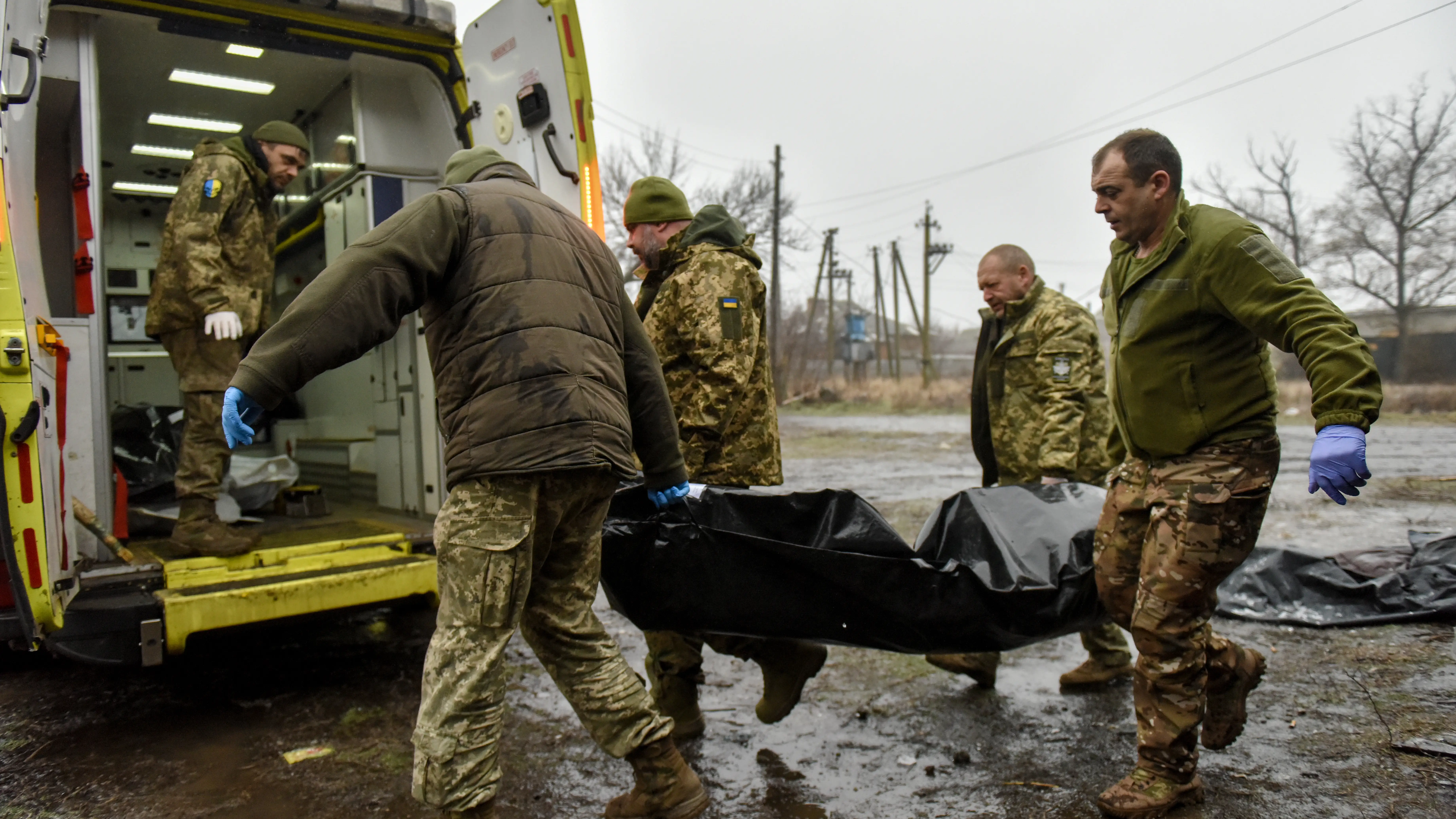 Un equipo de médicos miitares trasladan a un soldado ucraniano herido en la región de Donetsk Un equipo de médicos miitares trasladan a un soldado ucraniano herido en la región de Donetsk
