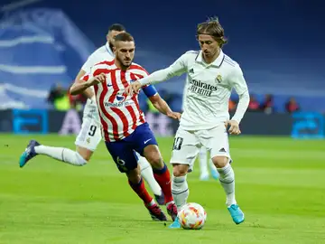 Koke presiona a Modric en el derbi copero Koke presiona a Modric en el derbi copero