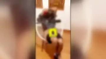 El vídeo de las torturas a varias personas en un piso en Almería El vídeo de las torturas a varias personas en un piso en Almería
