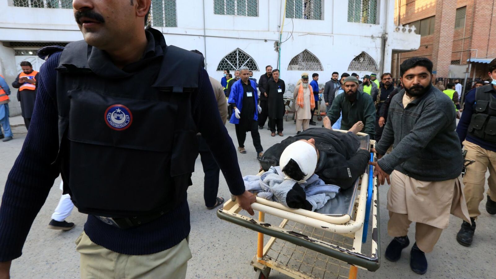 Más de 40 muertos en un atentado suicida de un miembro de los talibanes en una mezquita de Pakistán